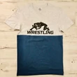 Férfi póló - wrestling mintával - szürke-kék