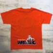 Gyerek póló - Nagy fekete wrestling felirattal dobós mintával - narancssárga pólón