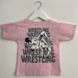 Gyerek póló - Wrestling összekapaszkodós szürke dobós mintával - rózsaszín pólón