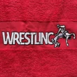  Közepes törölköző (70x140) -Birkózó mintával, Wrestling felirattal - piros, hímzett