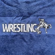  Közepes törölköző (70x140) - Birkózó mintával, Wrestling felirattal - sötétkék, hímzett