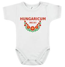 Baba-body, pamut fehér - Hungaricum - Piros, zöld mintával - KÜLÖNBÖZŐ UJJHOSSZÚSÁGBAN