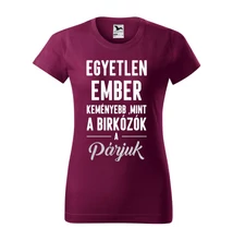 Női póló - Egyetlen ember keményebb.. fehér mintával - burgundi pólón