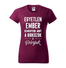 Női póló - Egyetlen ember keményebb.. fehér mintával - burgundi pólón