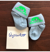 Baba zokni - neon zöld összekapaszkodós mintával - világoskék zoknin (újszülött)