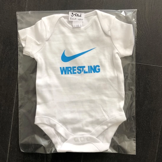 Baba-body, pamut fehér - 3-6 hó - Nike wrestling mintával - babakék - Rövid ujjas
