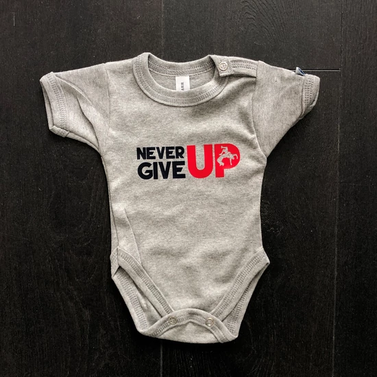 Baba-body, pamut szürke - 0-1 hó - Never Give Up mintával - sötétkék-piros - Rövid ujjas Baba-body, pamut szürke - 0-1 hó - Never Give Up mintával - sötétkék-piros - Rövid ujjas