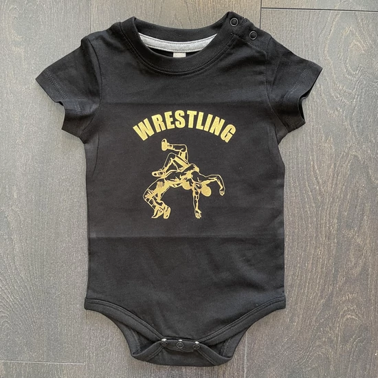 Baba-body, fekete-rövid ujjas, pamut, arany wrestling felirattal