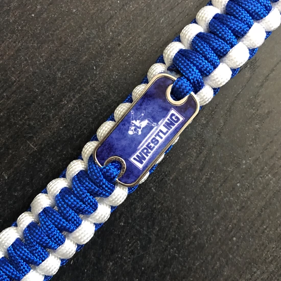 Paracord karkötő - Kék, fehér - Wrestling szőnyeges mintával