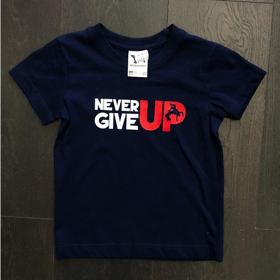 Gyerek tengerészkék póló - Never give up mintával-4ÉVES-110CM