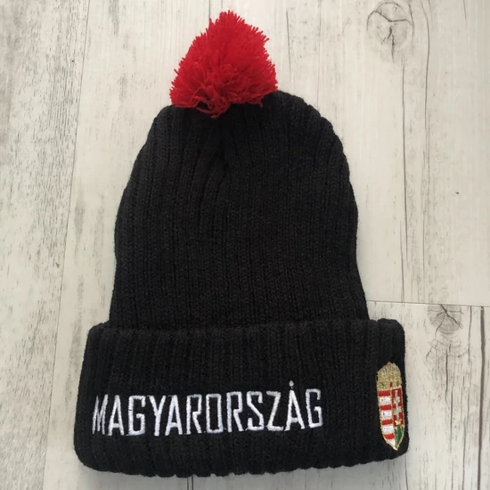 Téli bojtos kötött sapka, fekete-magyarország felirattal
