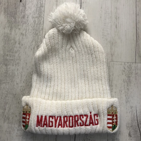 Téli bojtos kötött sapka, fehér-magyarország felirattal