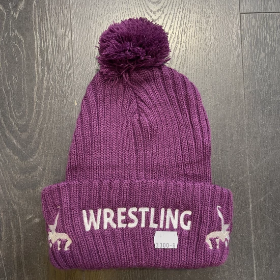 Téli bojtos kötött lila, fehér wrestling felirattal