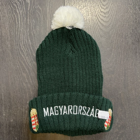 Téli bojtos kötött sötétzöld, fehér Magyarország felirattal