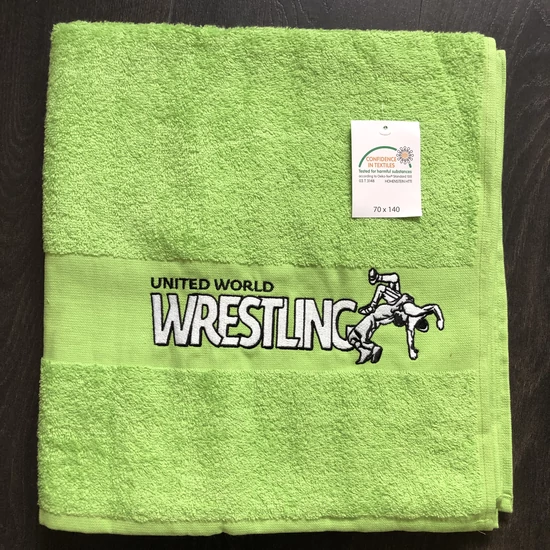  Közepes törölköző (70x140) - Wrestling felirattal - világoszöld, hímzett