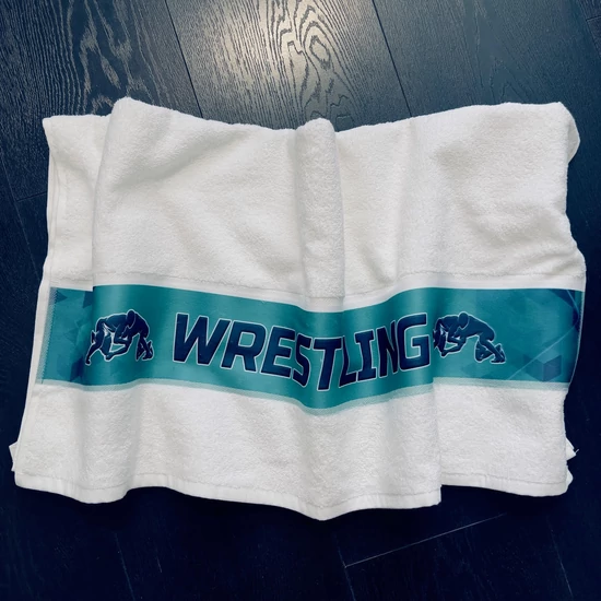  Közepes törölköző (70x140) - Wrestling felirattal - fehér, türkíz, anyagában nyomott mintával