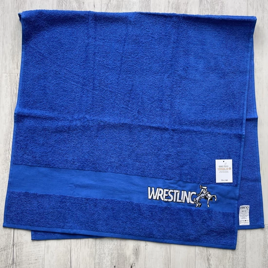 Közepes törölköző (70x140) - Birkózó mintával, Wrestling felirattal - középkék, hímzett