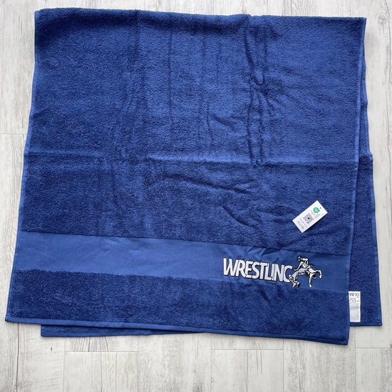  Közepes törölköző (70x140) - Birkózó mintával, Wrestling felirattal - sötétkék, hímzett