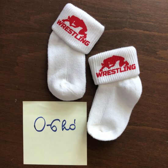 Baba zokni - piros összekapaszkodós mintával - fehér zoknin (0-6hó)