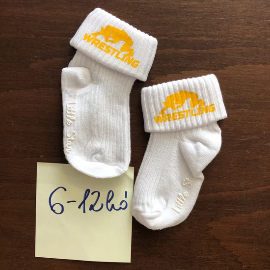 Baba zokni - sárga összekapaszkodós mintával - fehér zoknin (6-12hó)