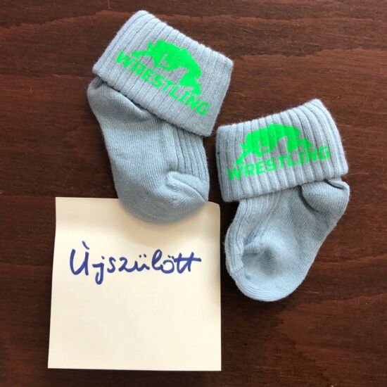 Baba zokni - neon zöld összekapaszkodós mintával - világoskék zoknin (újszülött)