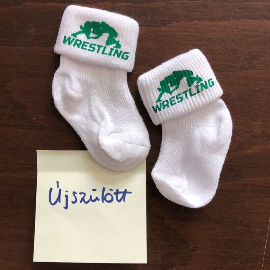 Baba zokni - zöld összekapaszkodós mintával - fehér zoknin (újszülött)